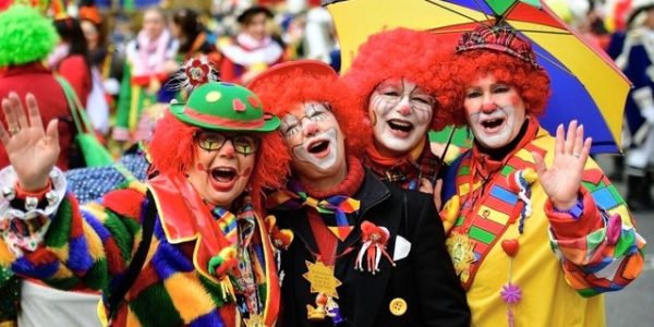 Strassenkarneval-Clowns